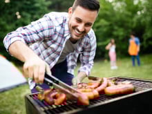 Faut-il piquer ou non les saucisses au barbecue ? Jamy Gourmaud tranche une fois pour toutes la question