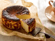 “Il fait un carton depuis 10 ans” : Julie Andrieu partage sa recette du cheesecake basque sans pâte