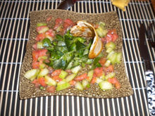 Tartare de concombre et tomate, salade de mache