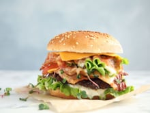 Denis Brogniart et Laurent Mariotte nous partagent une recette très gourmande de burger fermier