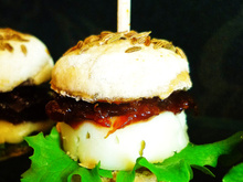 Mini Burger au fromage de brebis et dulce d'oranges amères