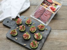 Canapés de concombre à la crème de filet mignon fumé