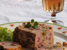 Terrine de chevreuil aux noisettes et vin blanc