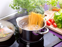 Cette astuce pour éviter que l’eau des pâtes ou du riz déborde fonctionne vraiment, mais à une seule condition !