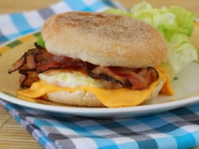 Muffin au bacon, fromage et œuf frit façon Hamburger