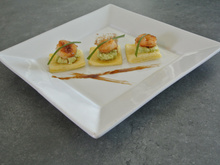 Feuilleté au guacamole et crevettes caramélisées