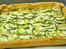 Tarte fine aux courgettes, chèvre et pesto