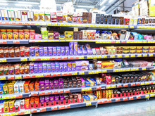 “Des emballages avec jusqu’à 68% de vide” : deux associations épinglent 5 marques alimentaires et leur lancent un ultimatum