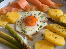 Œuf basse température, asperges, saumon et pommes de  terre