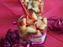 Verrines de pêches au fromage blanc sur lit de biscuits à la cuillère à la fleur d'oranger