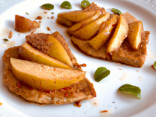 Escalope de foie gras à la poudre de pain d'épices, poires vanillées et miel