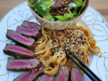 Salade de nouilles Udon et magret de canard aux graines de sésame grillées