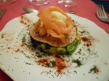 Rose de saumon fumé à l'avocat et sorbet au citron vert: un délice glacé! 