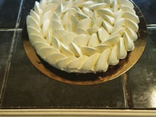 Tarte au chocolat noir et chantilly à la fève tonka