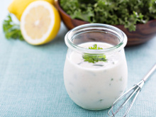 4 alternatives gourmandes à la vinaigrette pour sublimer vos salades et crudités