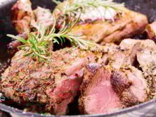 Pâques : l’astuce de cuisson de Cyril Lignac pour un gigot d’agneau toujours bien moelleux !