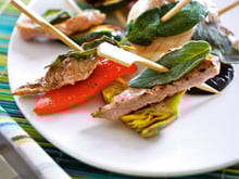 Brochettes façon saltimbocca de veau