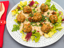 Boulettes de poulet, sauce aux cacahuètes et salade d'herbes