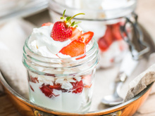 “Pour une fin de repas tout en fraîcheur” : Cyril Lignac propose un eton mess à la fraise, parfait pour l’été !