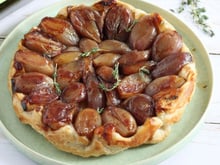 Envie d’un plat simple et gourmand ? Essayez cette tatin d’échalotes caramélisées ultra réconfortante
