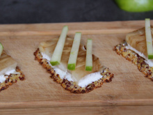 Croustillant de quinoa au Saint-Agur, céleri-rave au balsamique et pomme Granny sur crème au Carré Frais