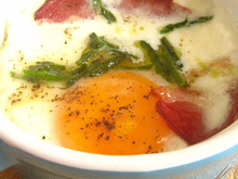 Œufs cocottes aux magrets de canard et pointes d'asperges vertes