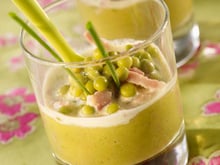 Cappucino de pois entiers à l'esprit de lard fumé