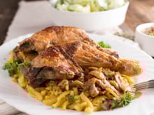 “C’est le plat du dimanche de janvier ” : Cyril Lignac partage une recette savoureuse de poulet avec des spätzle maison