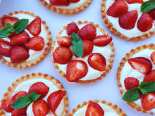 Tartelettes aux fraises sur sablé et crème mascarpone vanillée