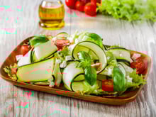 La salade de courgette crue : la bonne idée pour cuisiner ce légume quand il fait chaud