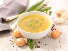 “Parfaite pour un dîner réconfortant pour vos soirées d’hiver” : une diététicienne partage une recette simple et saine de bouillon complet !