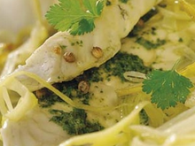 Filet de bar en papillote, effiloché de poireaux à la crème de coriandre