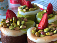 Moelleux au chocolat blanc, pistaches et fraises