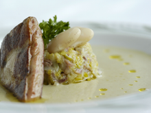 Velouté d'haricots tarbais (label rouge), fondue de poireaux au confit de poule, foie gras de canard IGP Sud-Ouest poêlé.