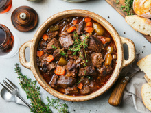 Bœuf bourguignon : combien de temps faut-il faire mijoter ce plat pour obtenir une viande vraiment fondante ?