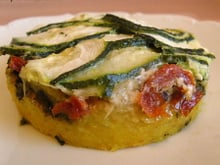 Polenta au pistou, tomates séchées et aux courgettes