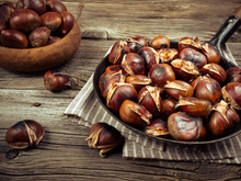 Oubliez le four : cette astuce au micro-ondes cuit vos châtaignes en 5 minutes chrono !