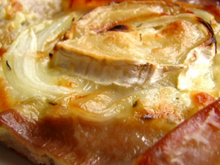 Pizza au fromage de chèvre, jambon fumé et oignons