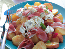 Salade au chèvre chaud, jambon et pommes de terre