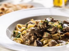 “Une symphonie de saveurs” : des tagliatelles aux champignons avec leur émincé de veau, la recette de Julie Andrieu entre France et Italie !