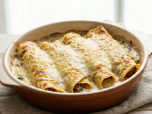 Le plat parfait du dimanche soir : des crêpes fourées aux tranches végé, béchamel et champignons