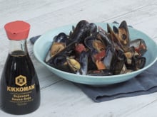 Moules marinières au gingembre, tomates et sauce soja salée