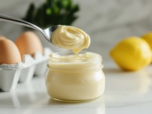 « Les 3 vrais secrets d'une mayonnaise réussie » : la recette d'une cheffe, prête en 2 minutes et bien meilleure pour la santé