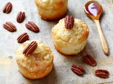 Petits moelleux aux pommes, sirop d'érable et noix de pécan
