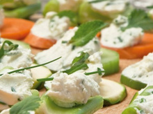 Canapés de légumes au fromage frais et aux herbes
