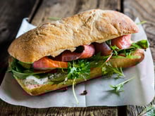 Vous ne devinerez jamais avec quoi remplacer le pain pour vos sandwichs cet été !