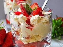 Eton Mess ou verrines de fraises, meringue et crème fouettée
