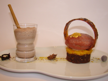 Fève de cacao Xocoméli sur une marmelade de clémentine vanille bourbon et brownie, accompagnée d'un chocolat frappé au goût de pain d'épices