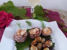 Aiguillettes au cœur de foie gras parfumé d'ail blanc et trio de raisins au Floc de Gascogne