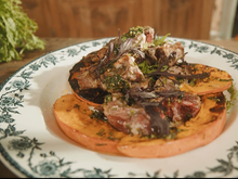 Agneau grillé au feu de bois et courge, pesto d'herbes